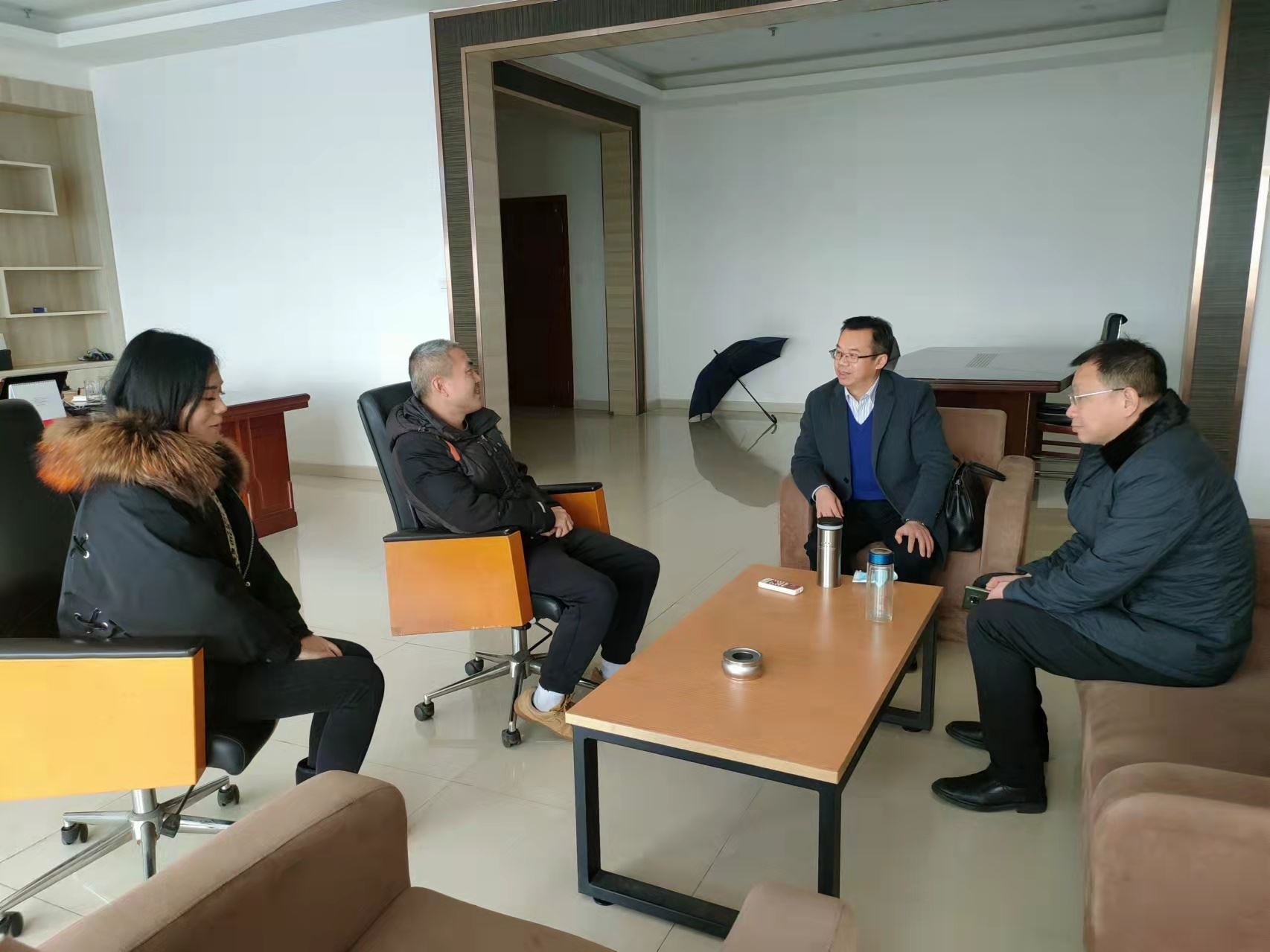 陈孔齐与企业负责人座谈.JPG